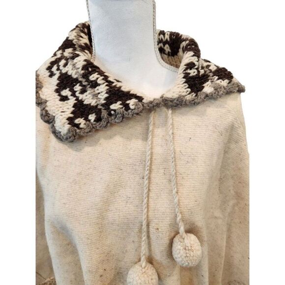 Vintage 70s Wool Knit Womens Tan Cape Poncho OS Pom Poms Mod Boho Festival - Picture 2 of 4